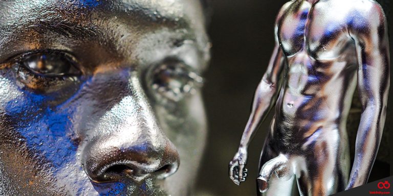 About human statues, bodypainting and oily action